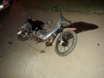 Una camioneta y una moto impactaron en una esquina