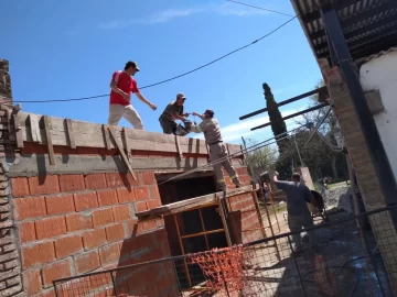 Llegó el segundo depósito para los baños de la Escuela N° 980