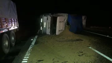 Impresionante vuelco de camión cerealero en la autopista