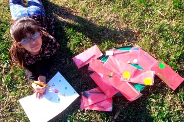 Crearon lápices aromáticos para una niña con disminución visual