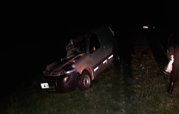 Un camión y un utilitario chocaron sobre la autopista