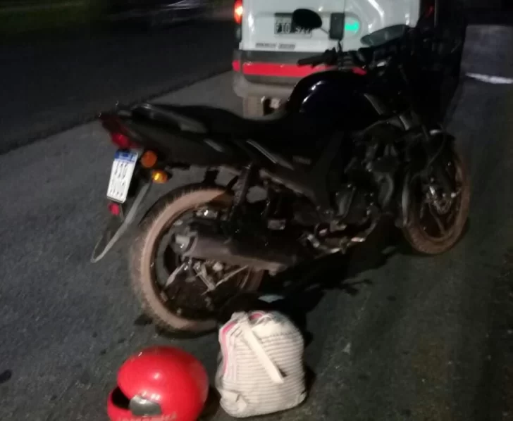 Autopista: Dos personas resultaron heridas tras caer de la moto