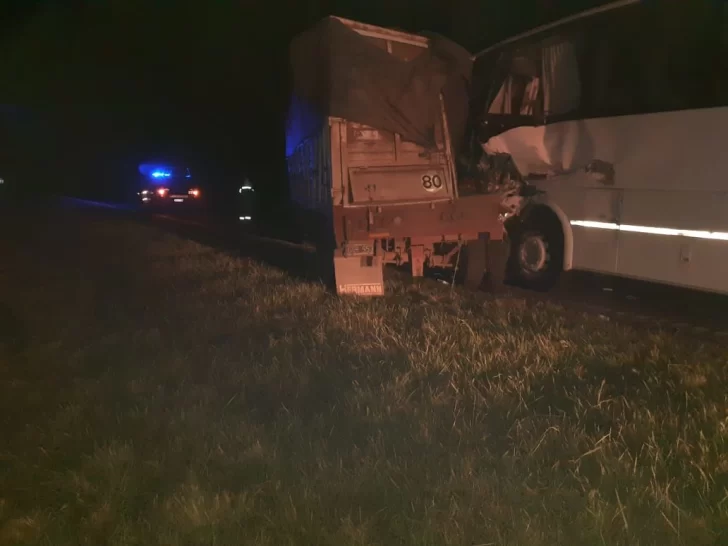 Un camión chocó contra un micro de futbolistas: un muerto y varios heridos