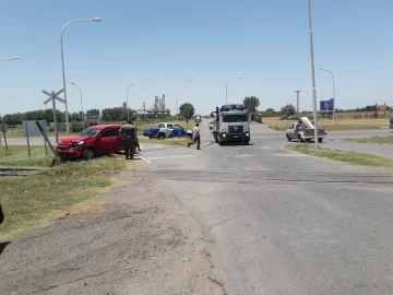 Un auto chocó contra un camión de la EPE en el acceso a Gaboto