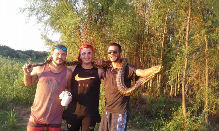 Jóvenes se sacaron fotos con una anaconda amarilla en el Paraná