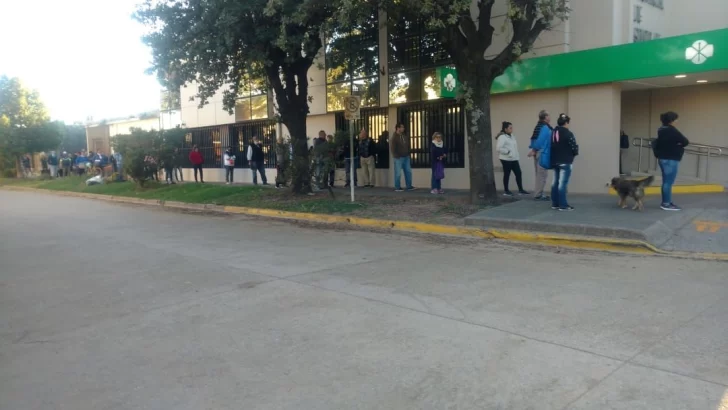 Reabrieron los bancos para pagar jubilaciones y asignaciones