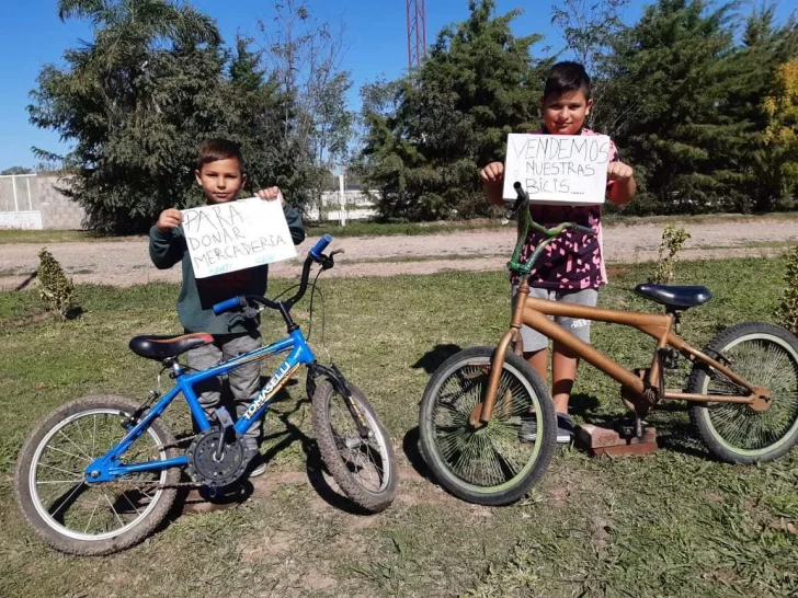 Dos niños venden sus bicicletas para ayudar a los que menos tienen