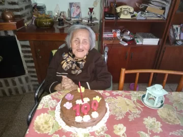 Una abuela cumplió 100 años y lo celebró llena de amor en la pandemia