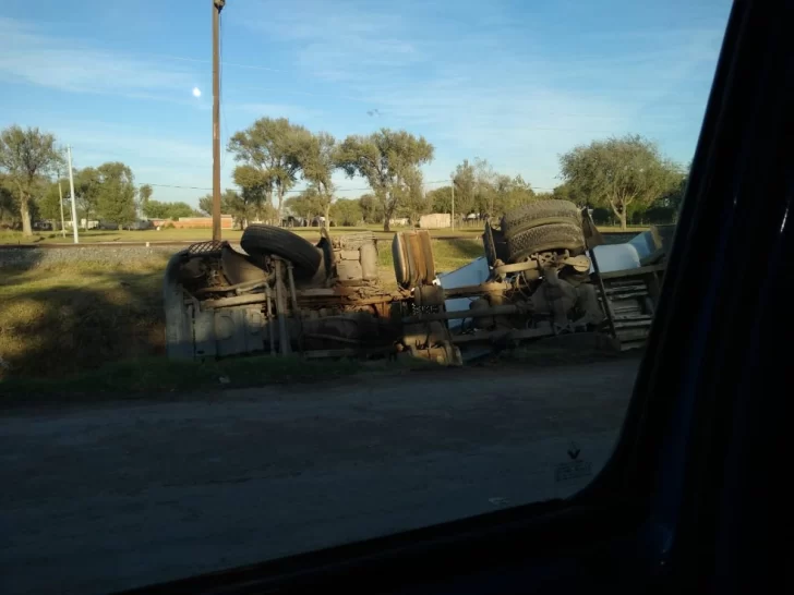 Un camión se abrió paso por la banquina y volcó en la cuneta