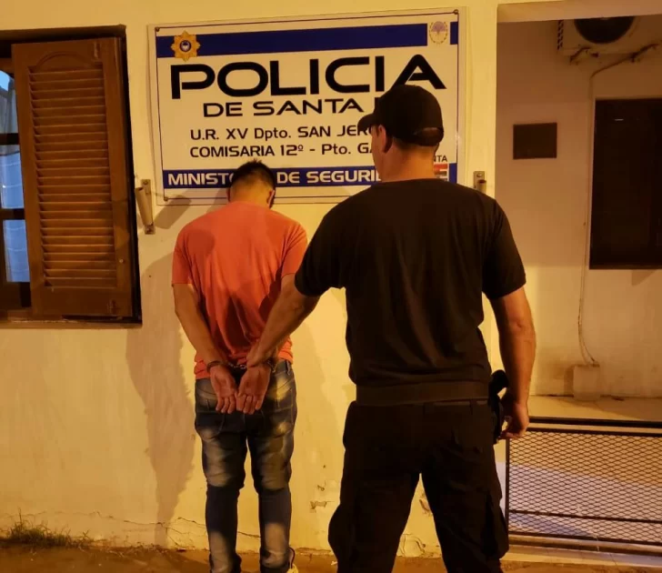 Violó el aislamiento e intentó escapar de la policía en bicicleta