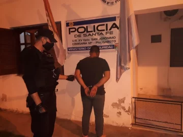 Incumplió la restricción, quiso escapar en moto pero quedó detenido