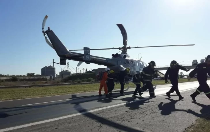 El helicóptero sanitario asistió a una mujer tras un fortísimo accidente en autopista