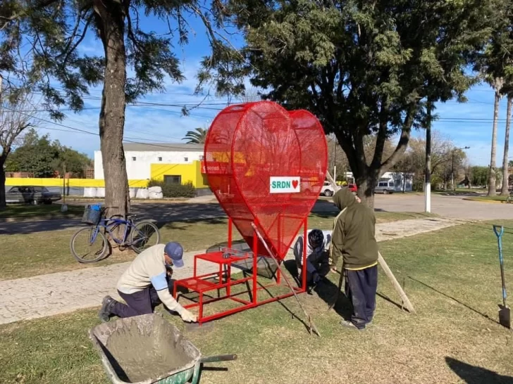 Amor, solidaridad y reciclado: Serodino instalo corazones para juntar tapitas