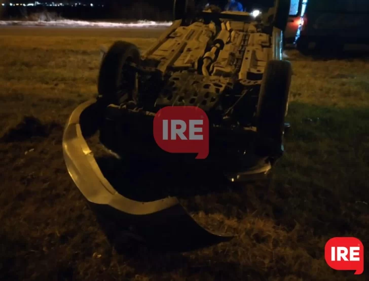 Un vecino de Timbúes volcó con su auto en Villa La Ribera y resultó ileso de milagro