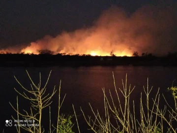 Se desató un impresionante incendio frente a Puerto Gaboto