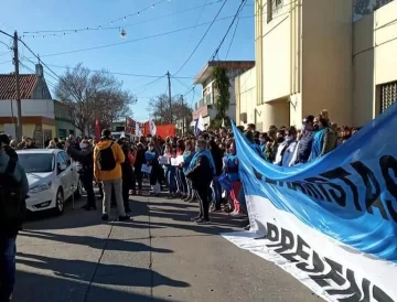 Hubo movilización de trabajadores y un abrazo simbólico a Verbano