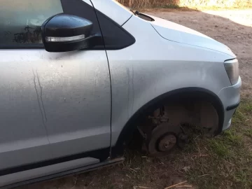 De no creer: Le robaron las ruedas del auto a un vecino de Andino