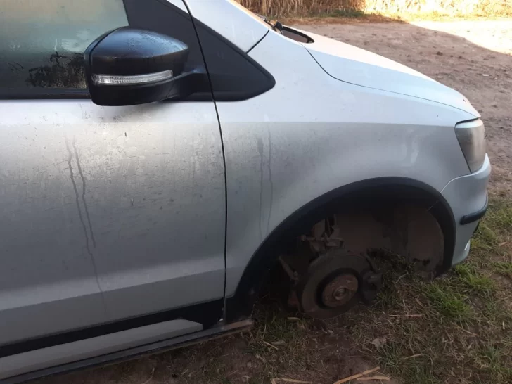 De no creer: Le robaron las ruedas del auto a un vecino de Andino