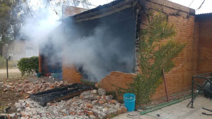 Gran incendio dejó importantes pérdidas en una vivienda de Barrancas