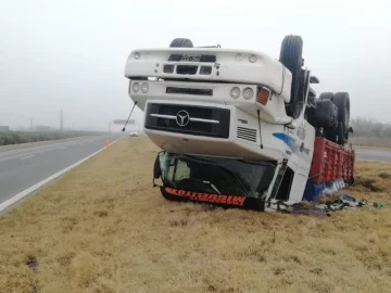 Dos camiones volcaron en medio de la niebla y el humo sobre la autopista