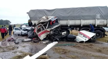 Impresionante choque entre dos camiones y un auto en la autopista