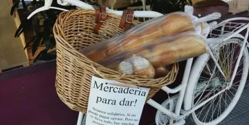 Una panadería dona mercadería a los vecinos que están aislados por covid