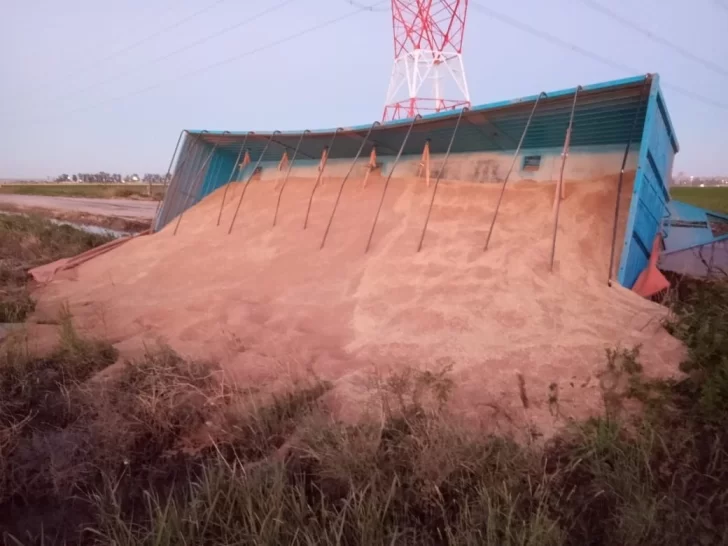 Un camionero hizo una mala maniobra y desparramó toda la carga del acoplado