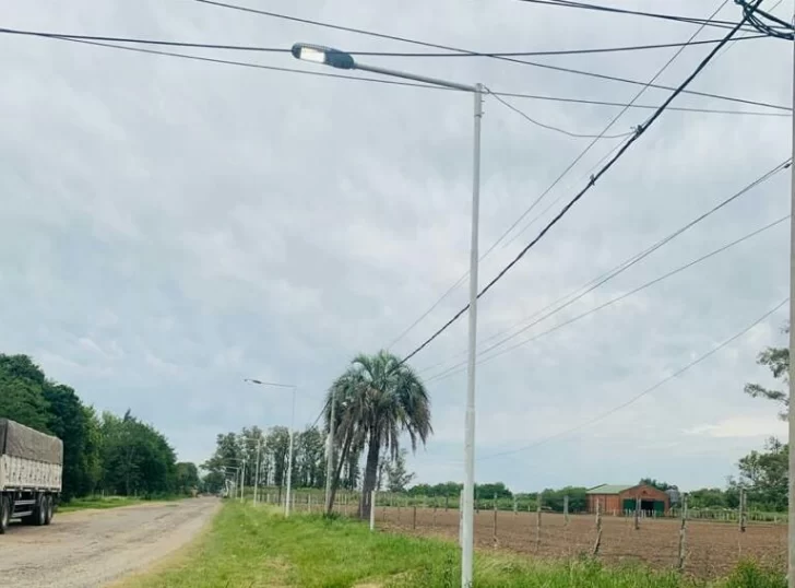 Oliveros: Inauguraron nuevas luminarias led en el acceso a barrio Toba