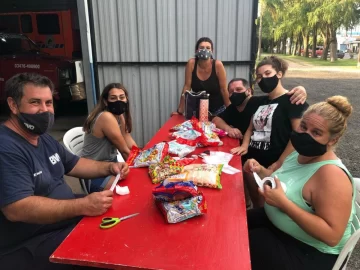 Bomberos de Oliveros juntan caramelos para obsequiar junto a los Reyes Magos