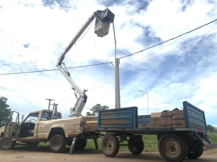 Oliveros comenzó a colocar las luminarias led en la zona del balneario