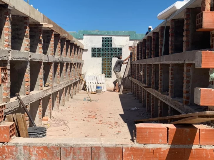 La Comuna de Oliveros construye más de 100 nichos en el cementerio