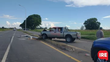 Fuerte choque en el cruce a Gaboto derribó una columna de luz: Sin lesionados