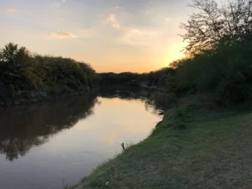 Desesperado rescate de un hombre bajo el puente del Carcarañá en Andino