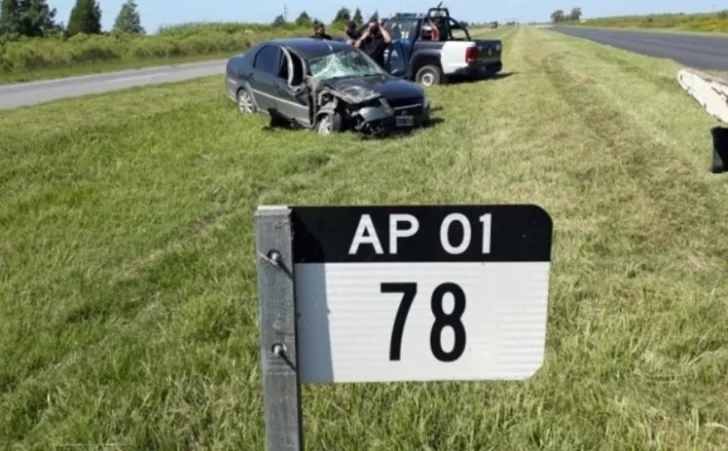 Fuerte choque entre un camión y un auto en Barrancas: Un herido