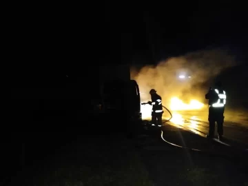Monje: Un camión fue consumido por las llamas en la autopista