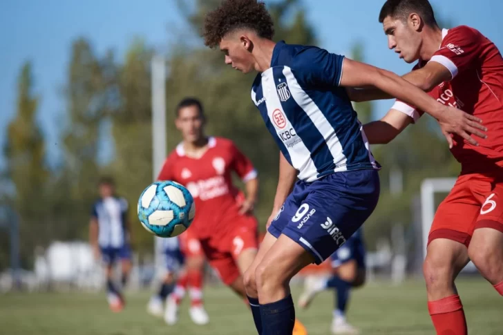 Juan Cruz Giaccone jugó su primer partido como titular en la reserva de Talleres