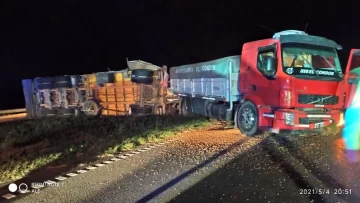 Un camión perdió el control y volcó en autopista a la altura de Oliveros