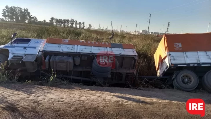 Un camión despistó y terminó en una cuneta saliendo de ACA Timbúes