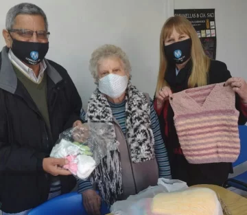 Tejiendo amor: Coca volvió a hacer chalequitos para los niños de Maciel