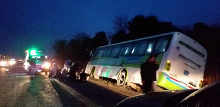 Un colectivo que trasladaba trabajadores al puerto cayó a una cuneta en Timbúes