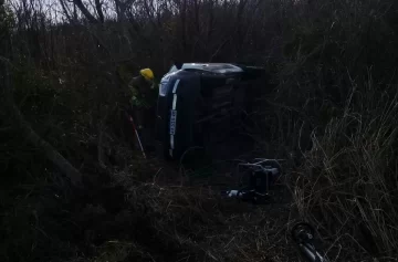 Bomberos de Barrancas rescataron a una pareja tras un fuerte vuelco en Ruta 11