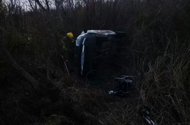 Bomberos de Barrancas rescataron a una pareja tras un fuerte vuelco en Ruta 11