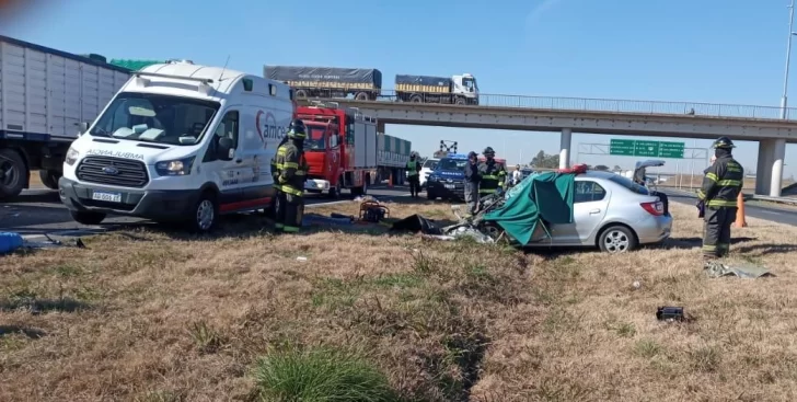 Fortísimo accidente en autopista: Un rosarino perdió la vida al chocar con un camión