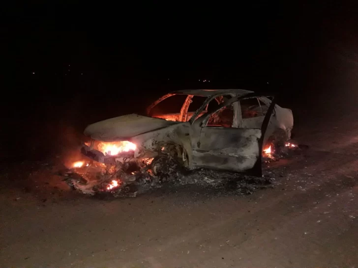 El auto incendiado entre Aldao y Andino había sido robado en Maciel