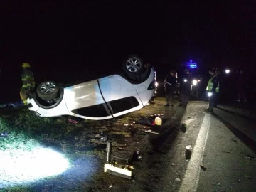 Un auto volcó a la altura de Barrancas y el conductor quedó atrapado