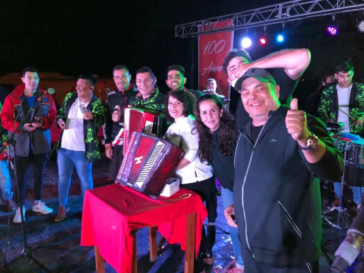 Una vecina de Maciel sorprendió a Los Lirios con una espectacular torta