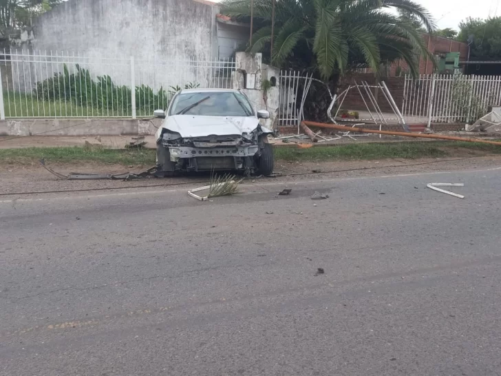 Despistó en la ruta 11 y se estrelló contra la reja de una casa en Barrancas