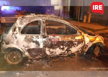 Un auto ardió en llamas durante la madrugada en Maciel: Pérdidas Totales