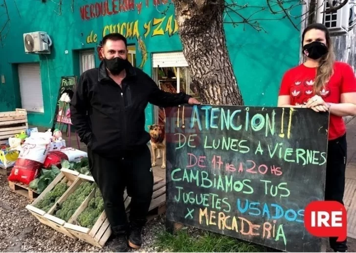 Navidad solidaria: Chicha y Zary vuelven a entregar mercadería a cambio de juguetes