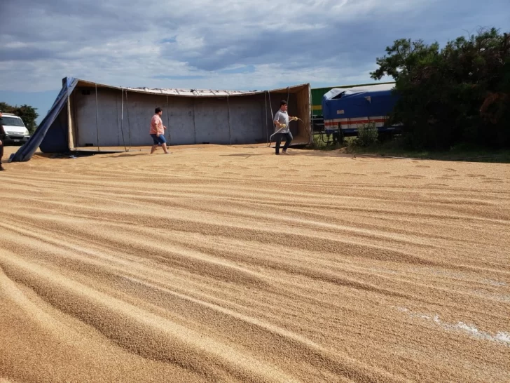 Un camión volcó su carga a la altura de Oliveros e interrumpió la circulación por horas